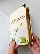 Combo Bíblia Média Lírio em Linho + Placa Personalizada + Índice Completo